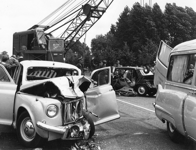 502345 Afbeelding van een verkeersongeval op de Utrechtseweg bij De Bilt.